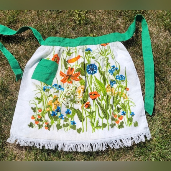 VTG 70s OOAK Handmade Towel Half Apron Bunnies Squirrels Strawberries Lily Daisy - Picture 7 of 7
